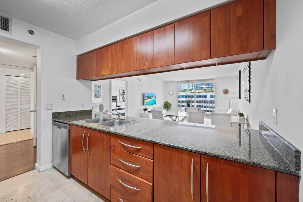 Appartamento Superb Unit, Centrally Located With Parking Miami